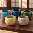Juego de té de cinco tazas craqueladas en sala de té japonesa contemporánea.
