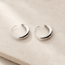 Aros Gota Plateados sobre superficie premium
