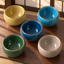 Vista superior del juego de cinco tazas craqueladas en sala de té japonesa.