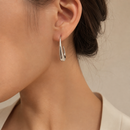 Modelo usando Aros Gota Plateados
