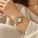 Reloj dorado con cristales blancos