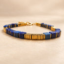 Pulsera de lapislázuli y detalles dorados
