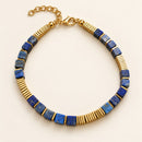 Pulsera de lapislázuli y detalles dorados