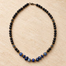 Collar de piedras azules y lava volcánica