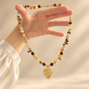 Collar de piedras naturales tono miel con corazón
