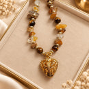 Collar de piedras naturales tono miel con corazón
