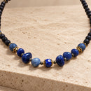 Collar de piedras azules y lava volcánica