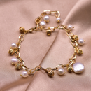 Pulsera Encanto Dorado: Perlas de Agua Dulce y Texturas del Sol