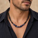 Collar de piedras azules y lava volcánica